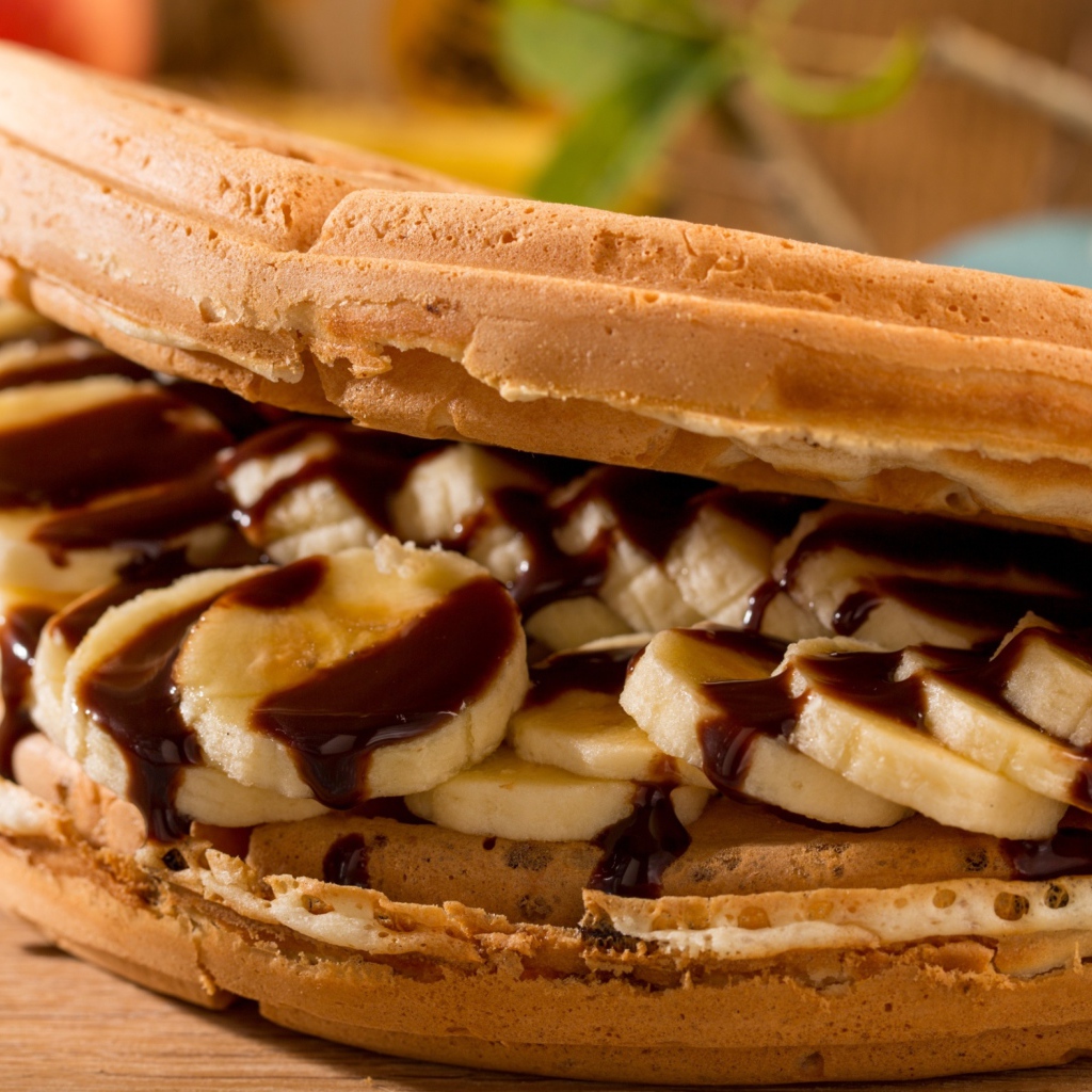 Сладкие вафли с бананами и шоколадом