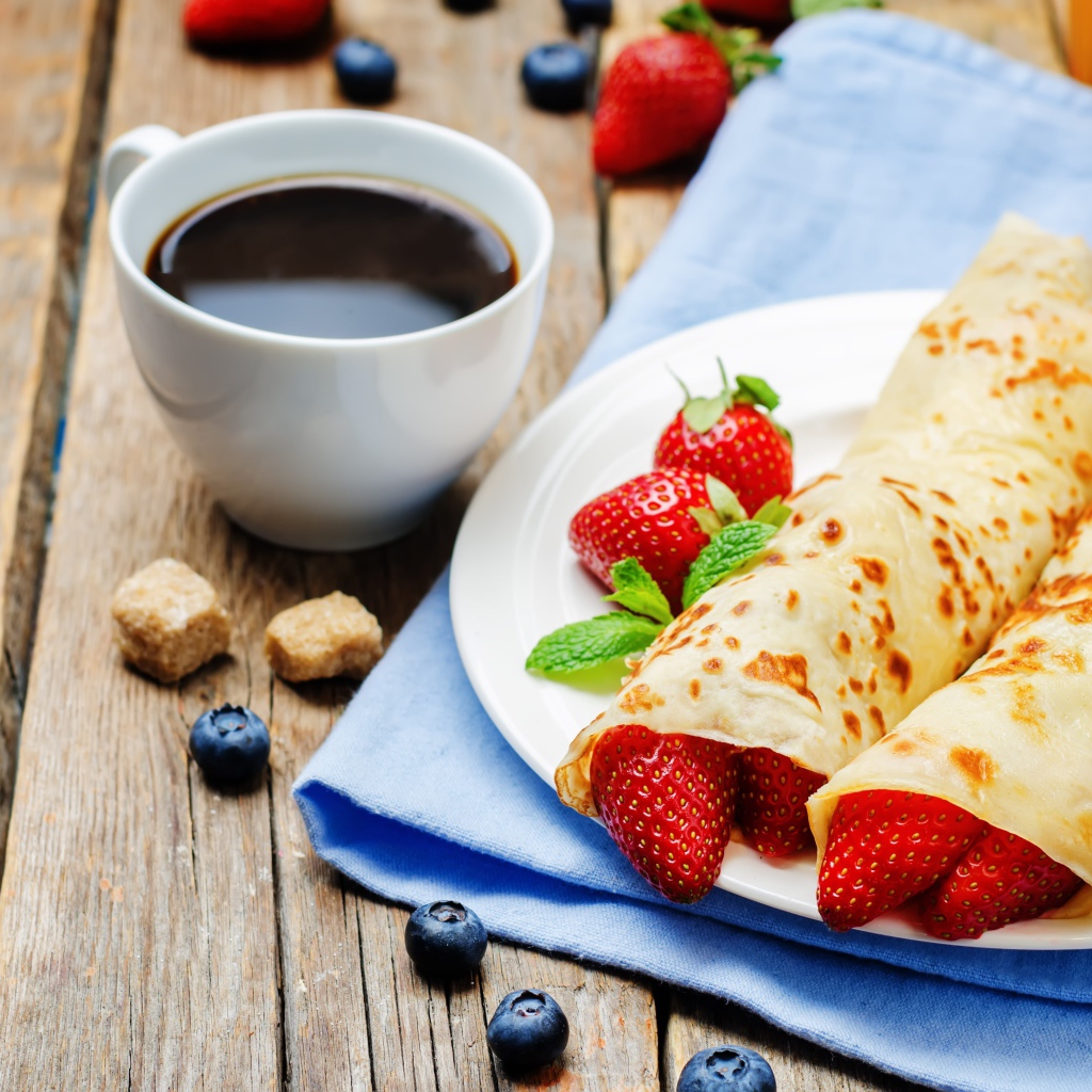 Тонкие блинчики с клубникой и кофе на завтрак