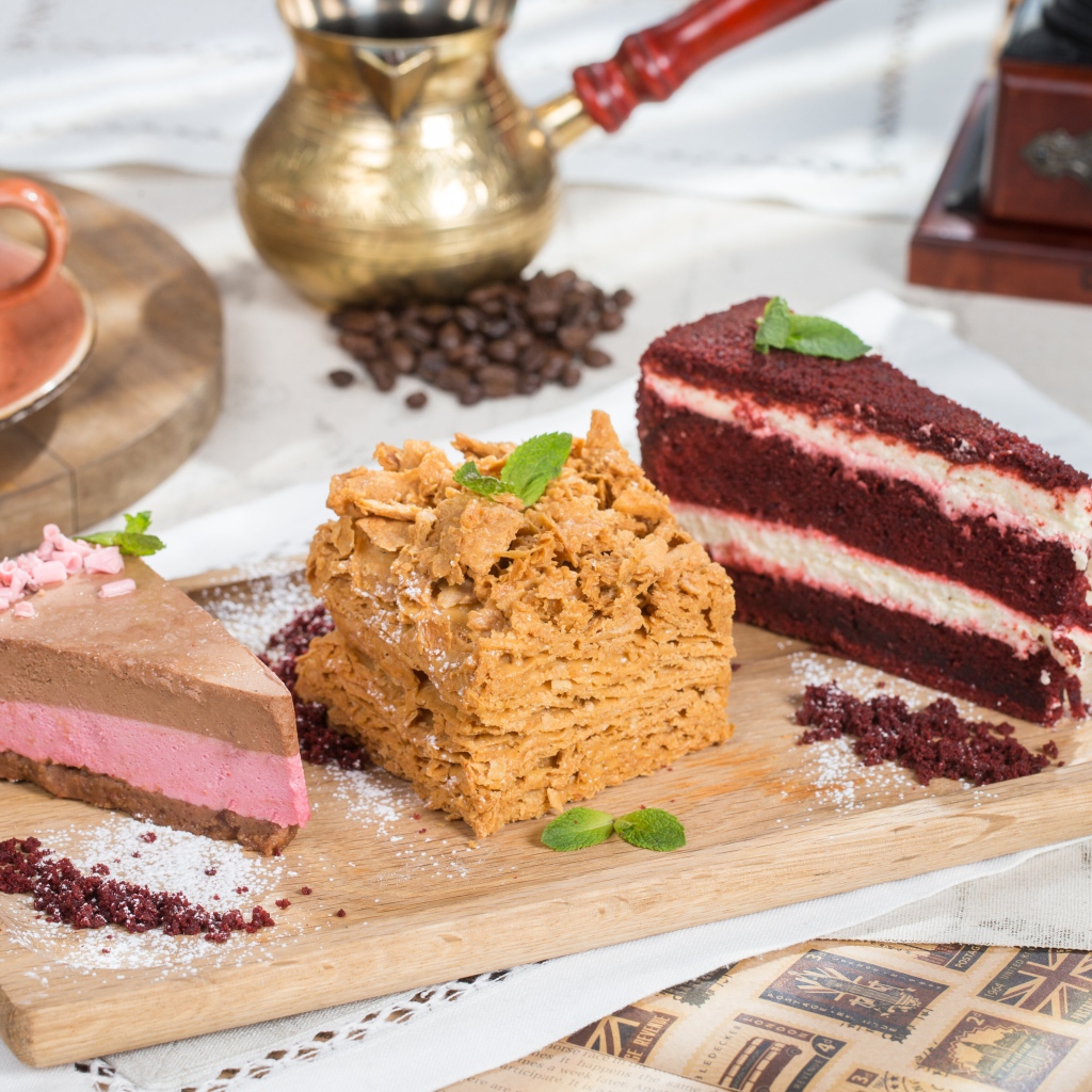 Три аппетитных куска торта на разделочной доске