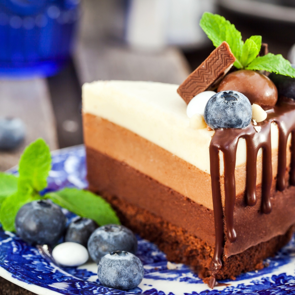 Торт три шоколада с ягодами черники