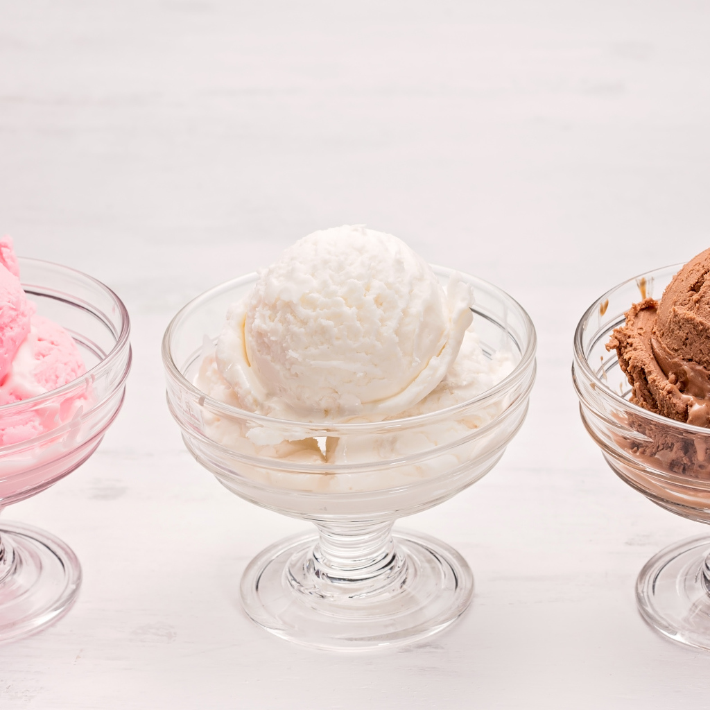 Три креманки с шариками мороженого