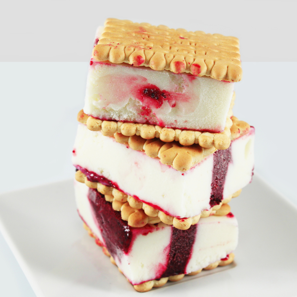 Три кусочка мороженого с печеньем на сером фоне