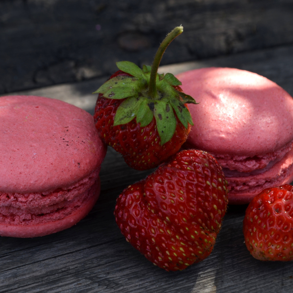 Два аппетитных макарона с клубникой