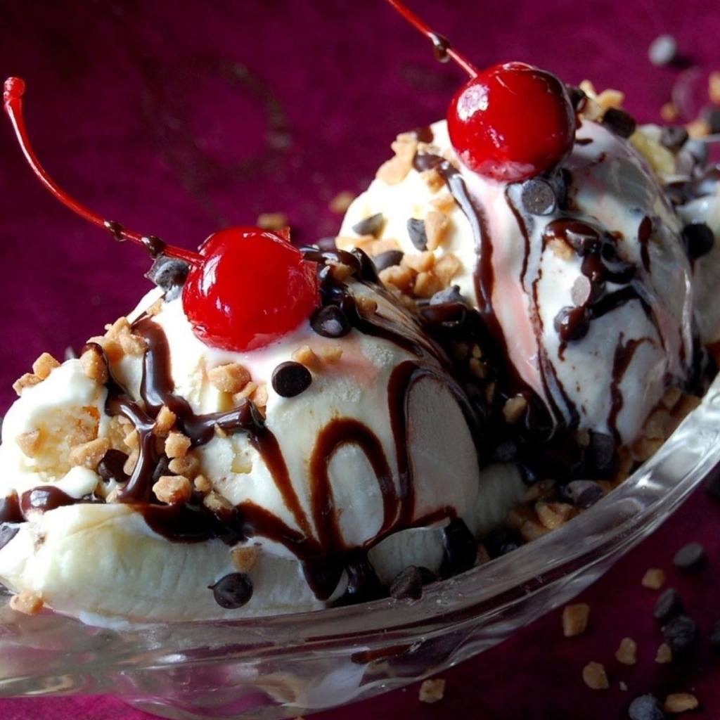 Два шарика мороженого с шоколадом и вишней