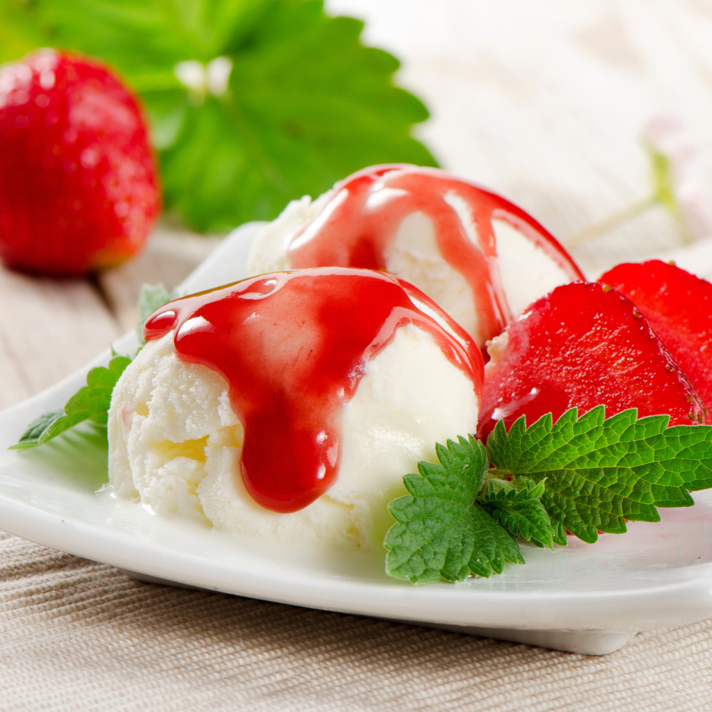 Шарики ванильного мороженого с клубничным джемом