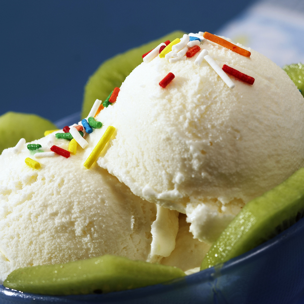 Ванильное мороженое с кусочками киви в синей тарелке