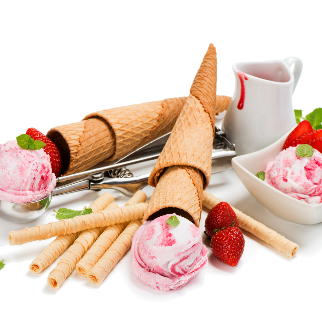 Вафельные трубочки с шариками мороженого и свежей клубникой на белом фоне