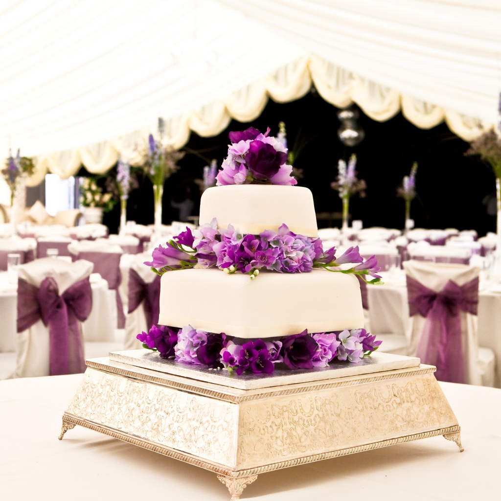 Свадебный торт со свежими цветами