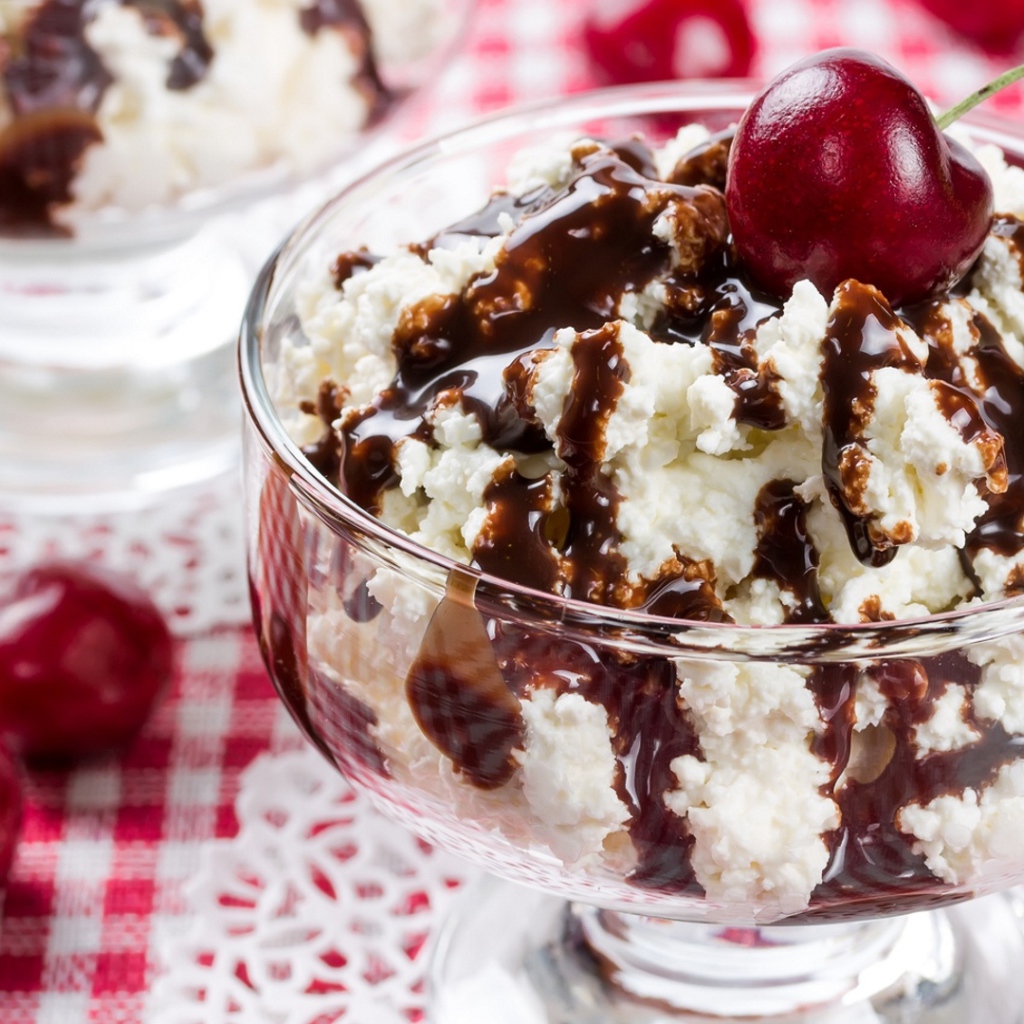 Белое сливочное мороженое с шоколадом и черешней 