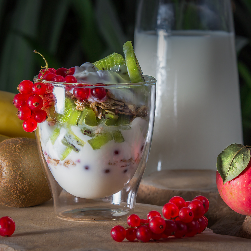 Йогурт с яблоками, киви и красной смородиной на завтрак
