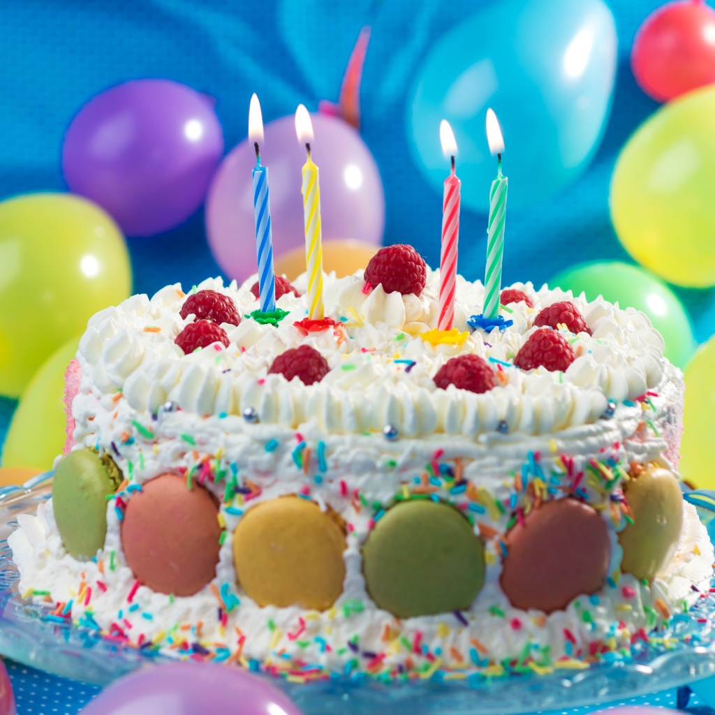 Красивый праздничный торт со свечами 