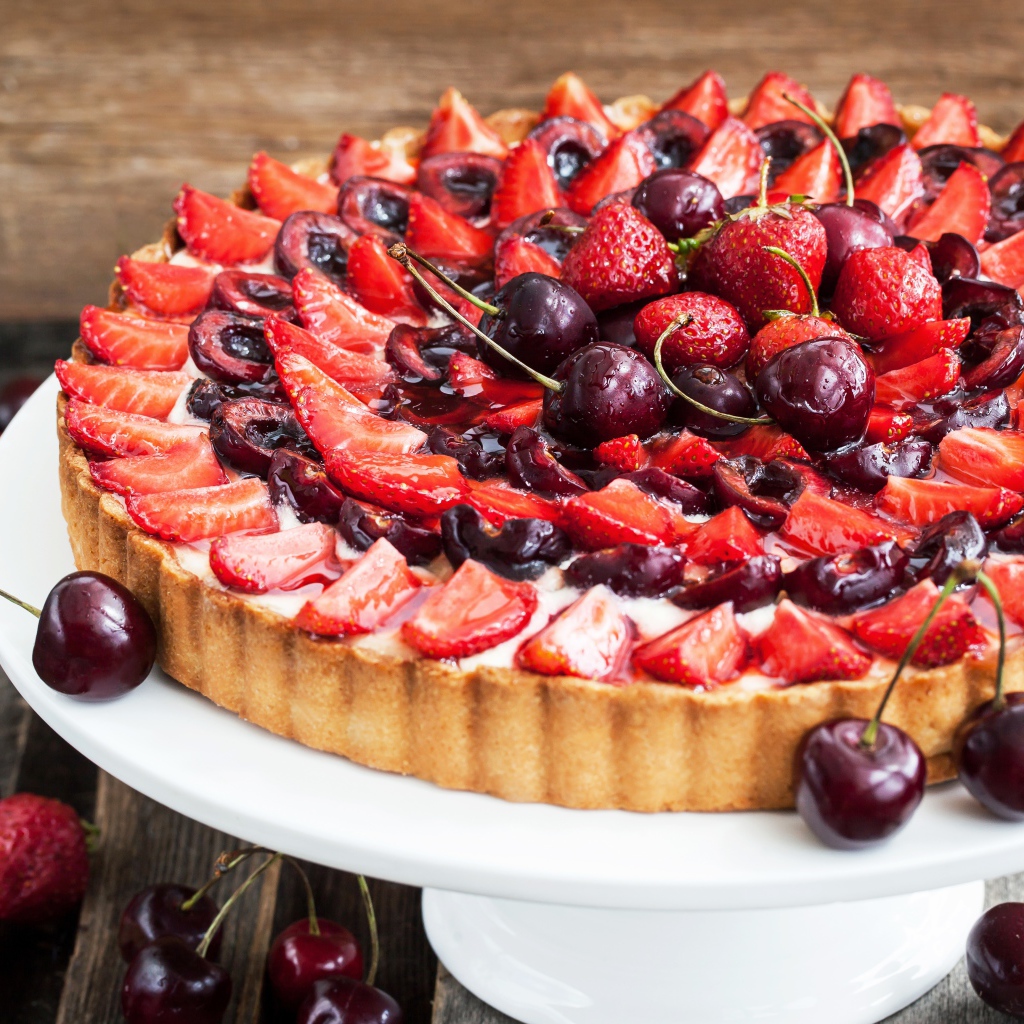 Пирог со свежей аппетитной клубникой и вишней 
