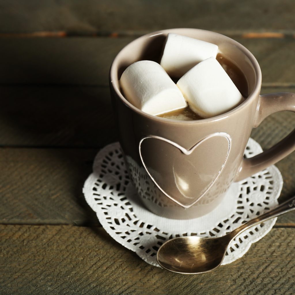 Чашка какао с кусочками маршмеллоу на кружевной салфетке