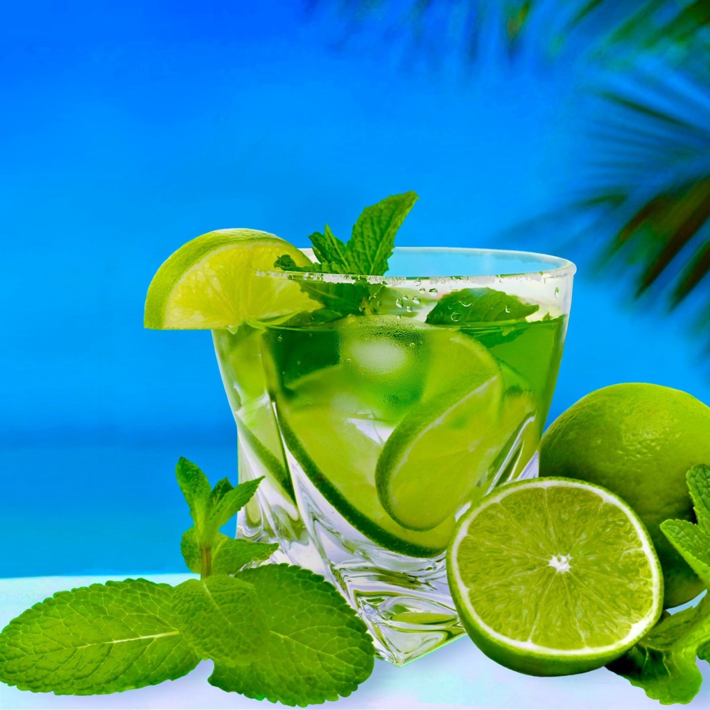 Стакан коктейля с зелеными лаймами