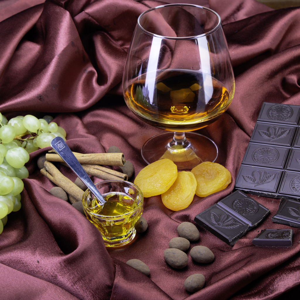 Бокал виски с виноградом, черным шоколадом и курагой