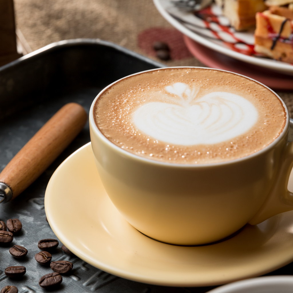 Большая чашка кофе с рисунком на пенке