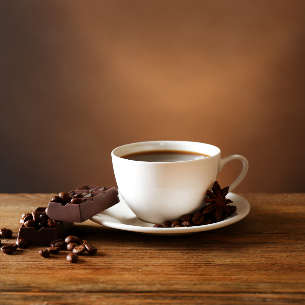 Кофе в белой чашке с черным шоколадом