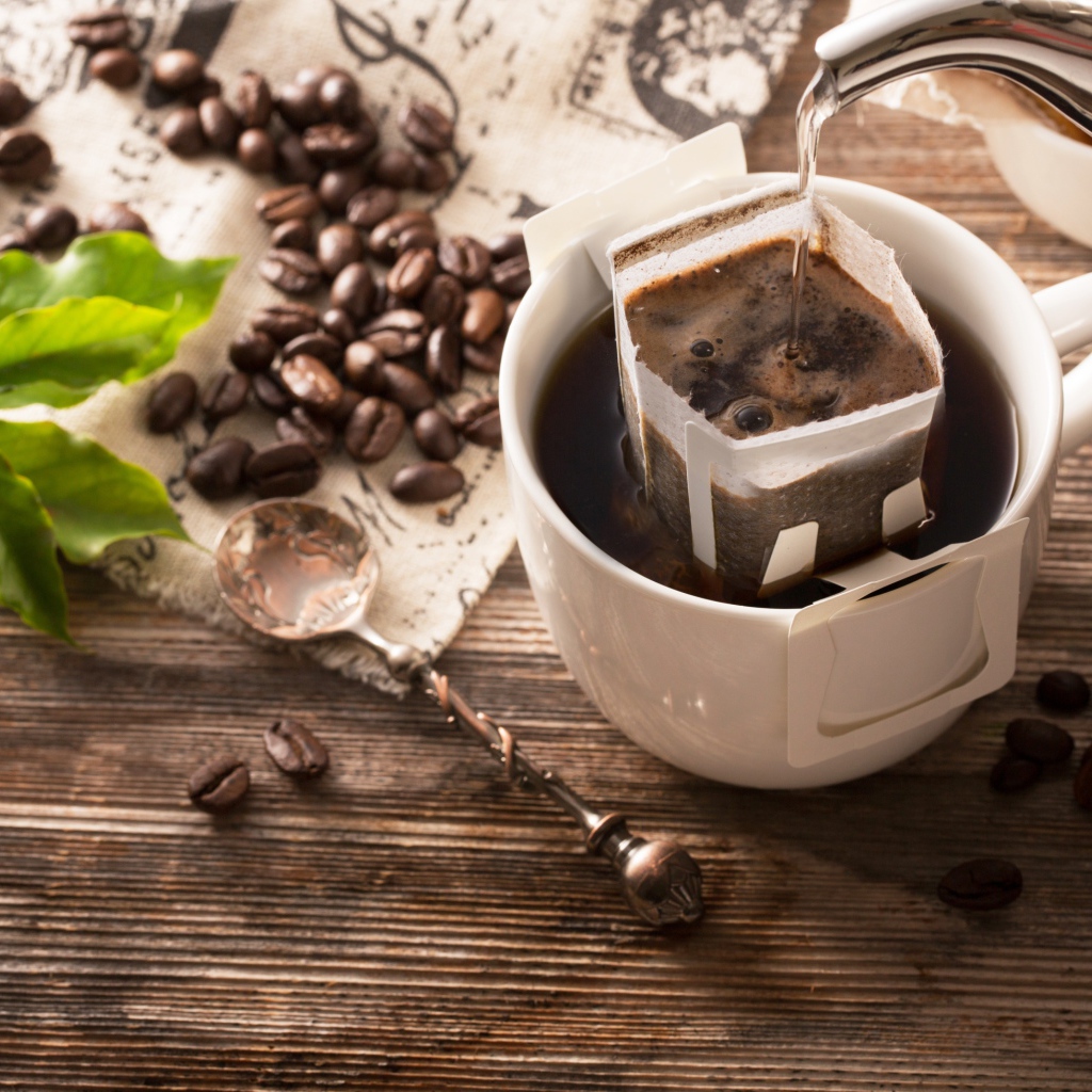 Кофе заваривают в белой чашке