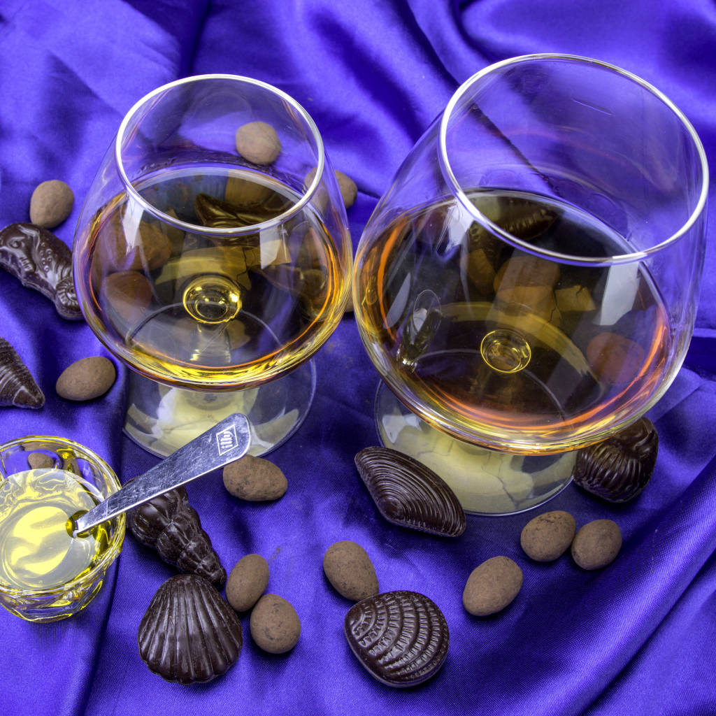 Коньяк в бокалах с шоколадными конфетами