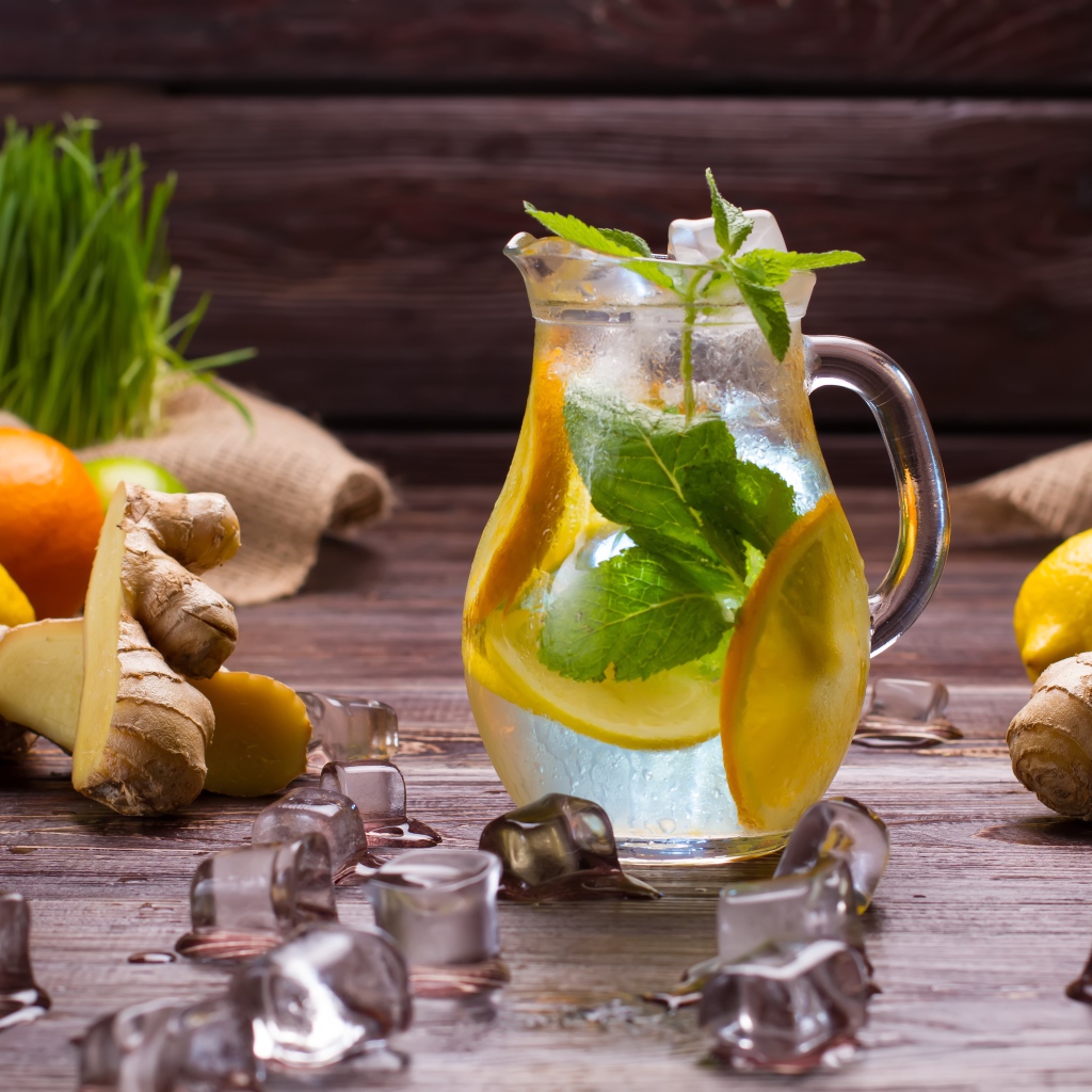 Холодный цитрусово - имбирный лимонад со льдом