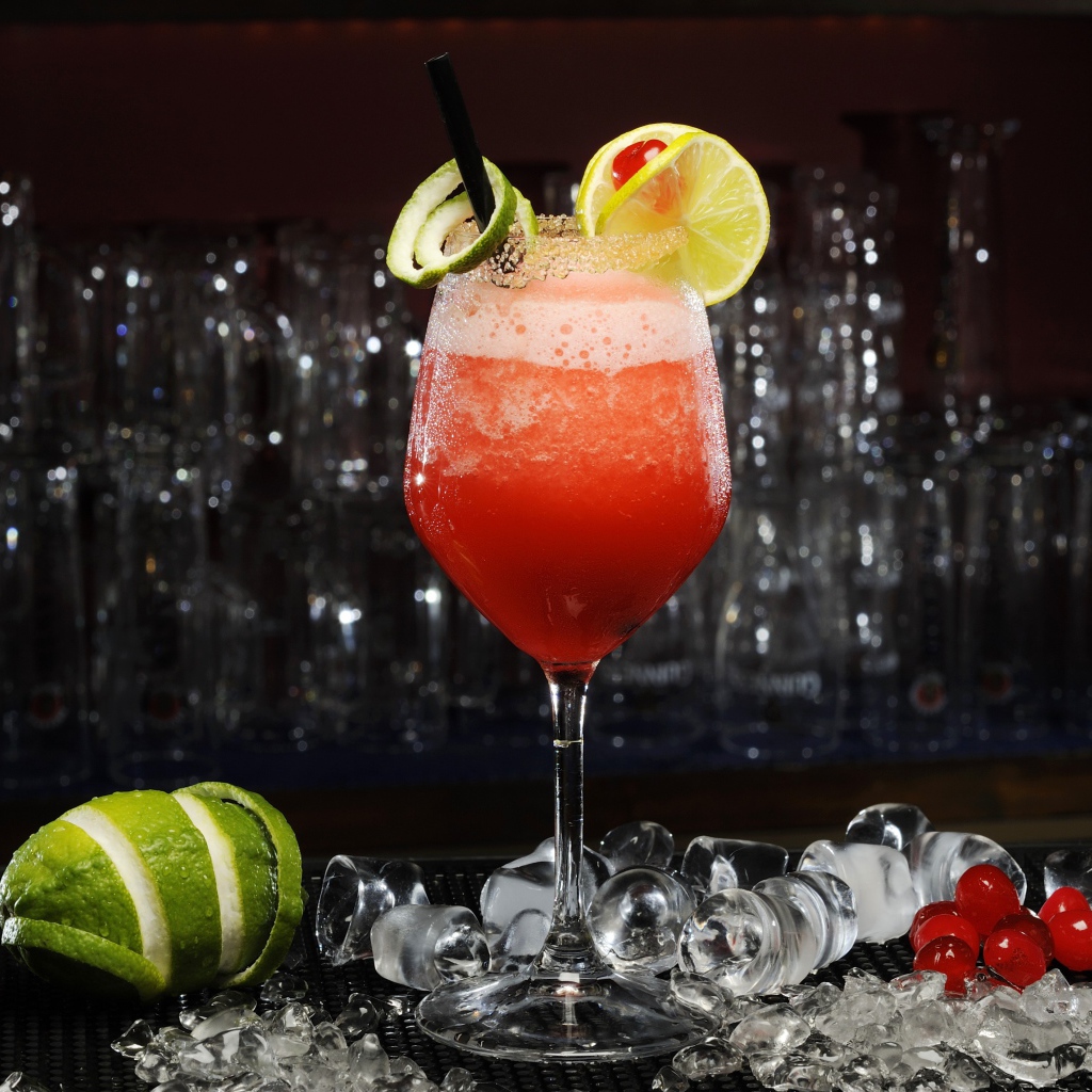 Коктейль Дайкири с лаймом, мятой и вишней