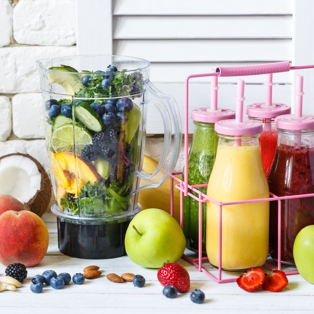 Вкусный напиток смузи в бутылках на столе