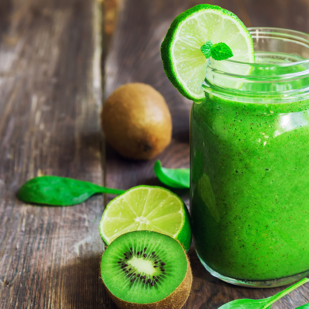 Вкусный зеленый коктейль с киви и лаймом 