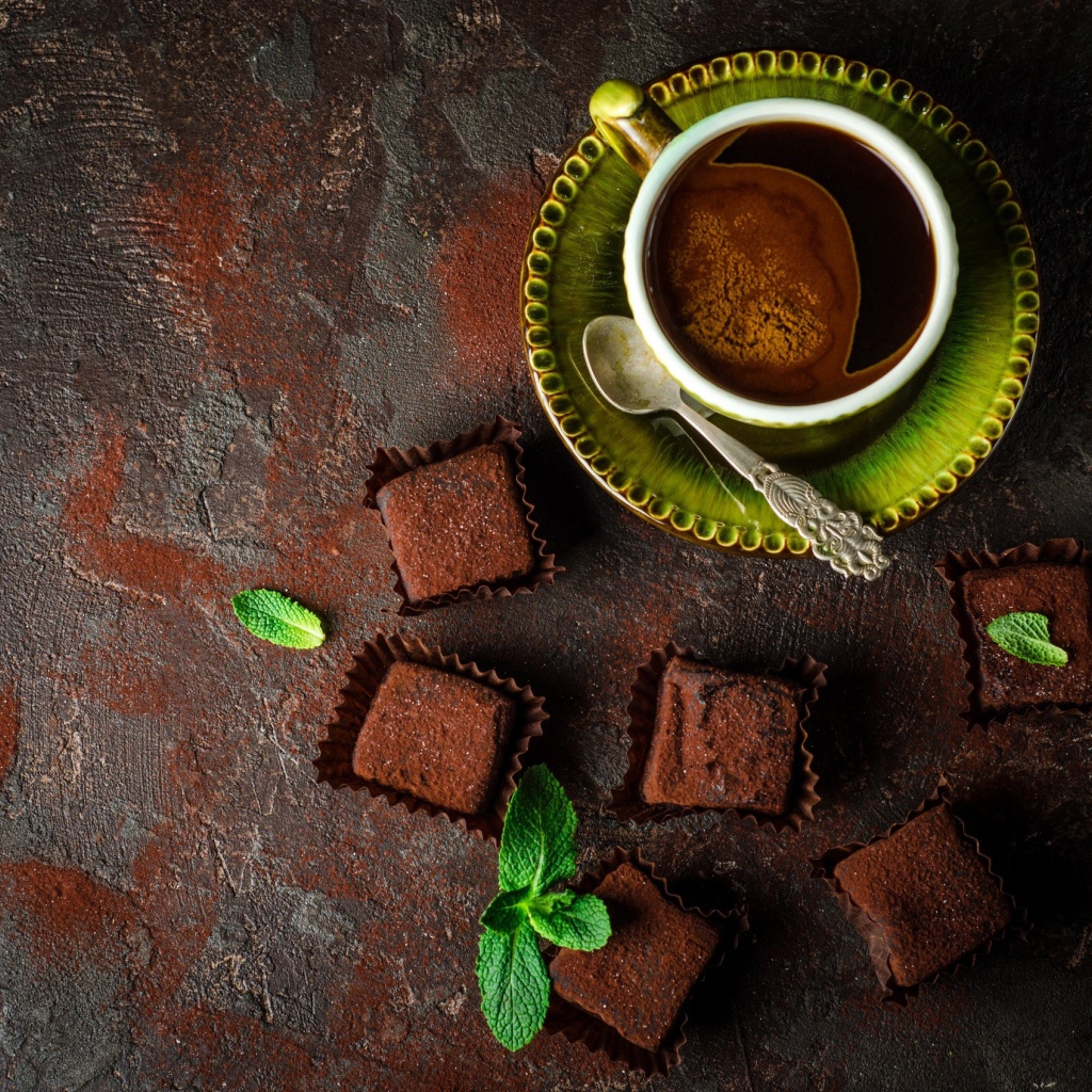 Ароматный кофе в чашке с шоколадными конфетами 