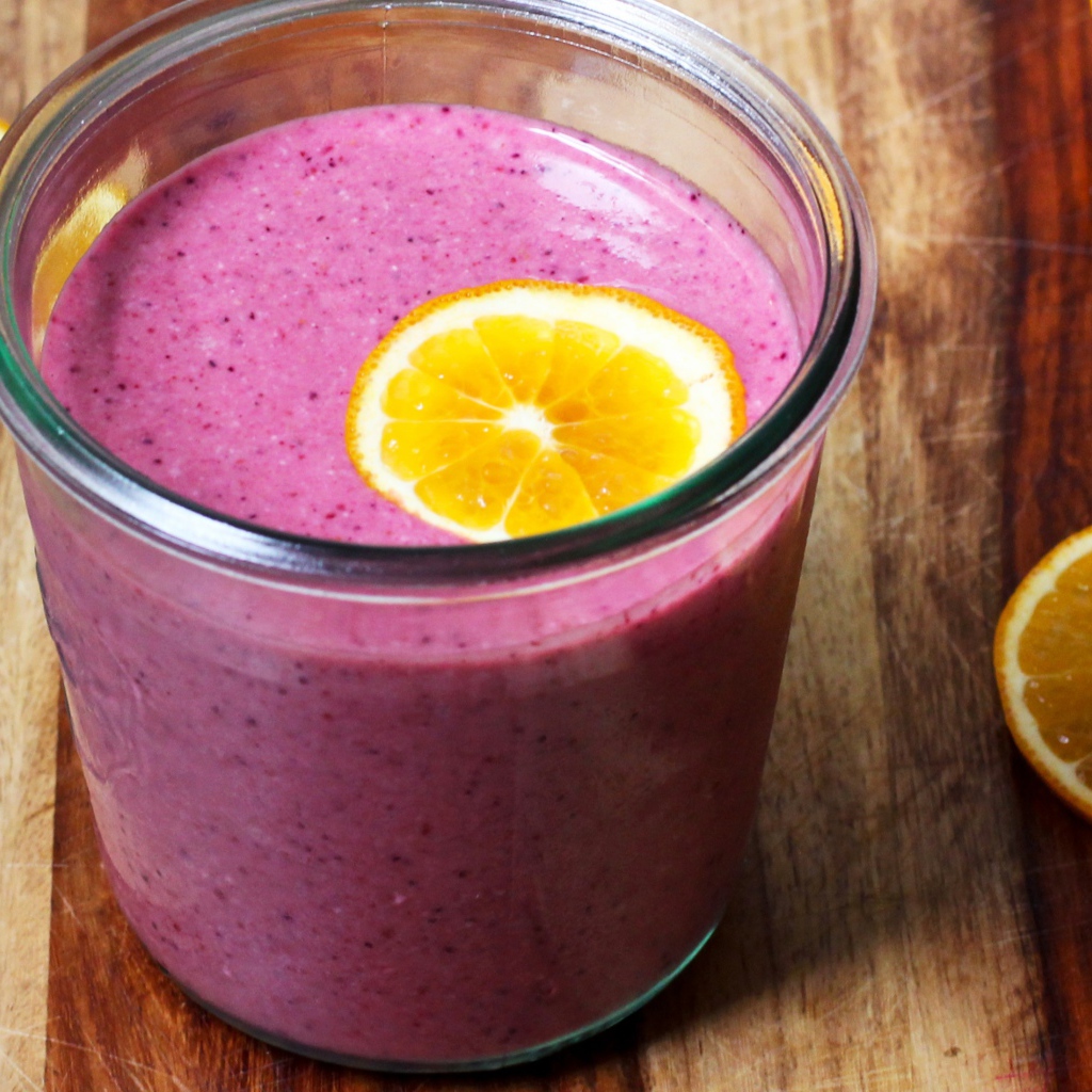 Свежий ягодный смузи с кусочками апельсина