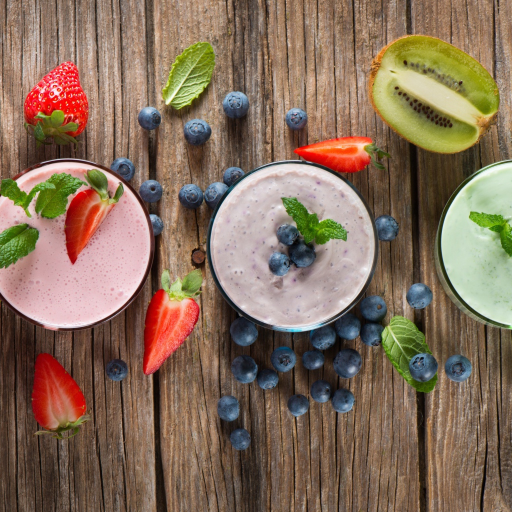 Свежее смузи из клубники, черники и киви на столе вид сверху