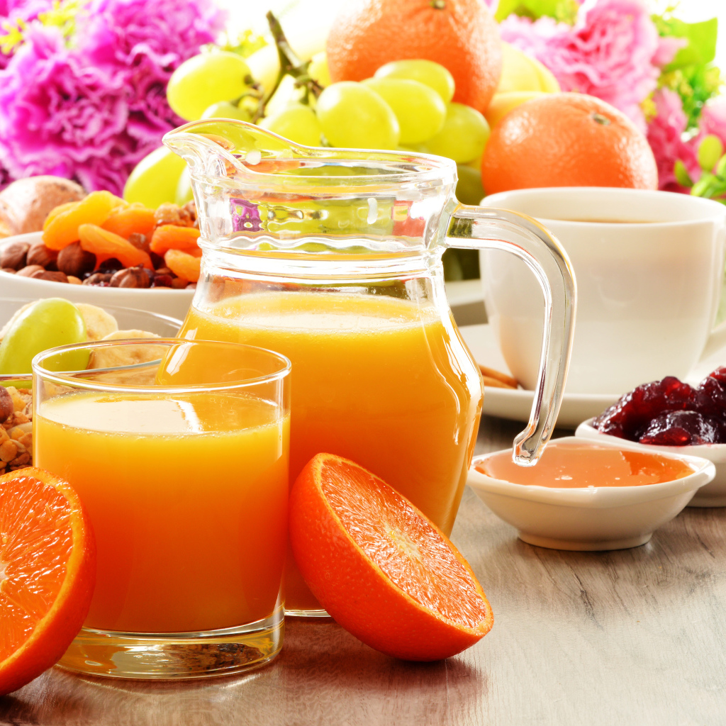 Свежевыжатый апельсиновый сок на завтрак 