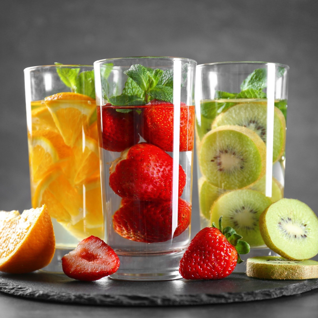 Фруктовый коктейль мохито в прозрачных стаканах 