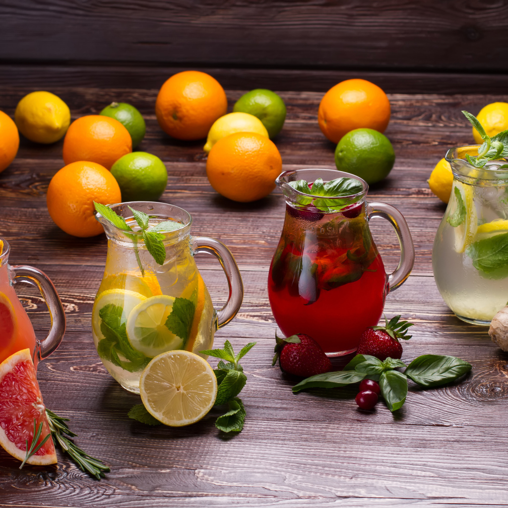 Стеклянные  кувшины с фруктовыми напитками 