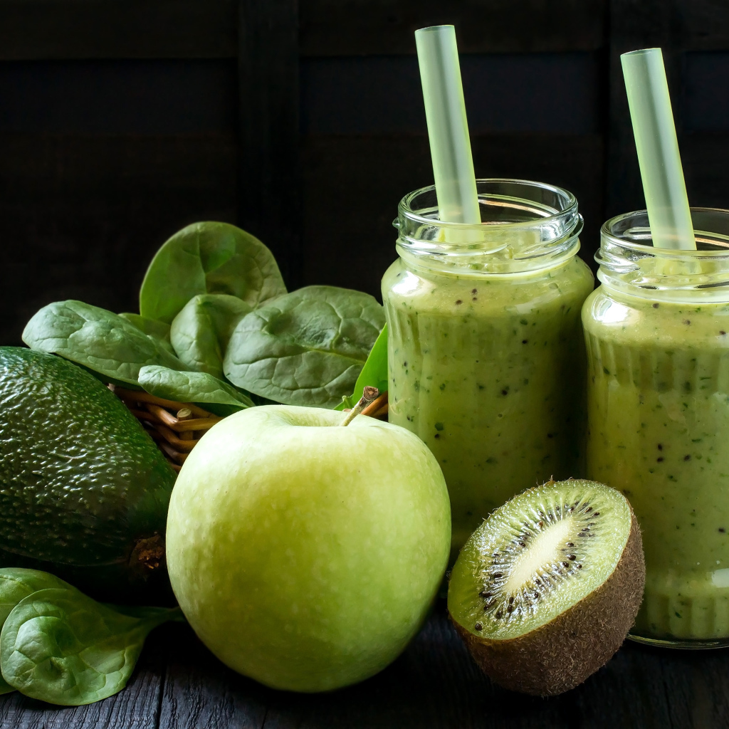 Зеленый коктейль с киви, авокадо и зеленым яблоком 