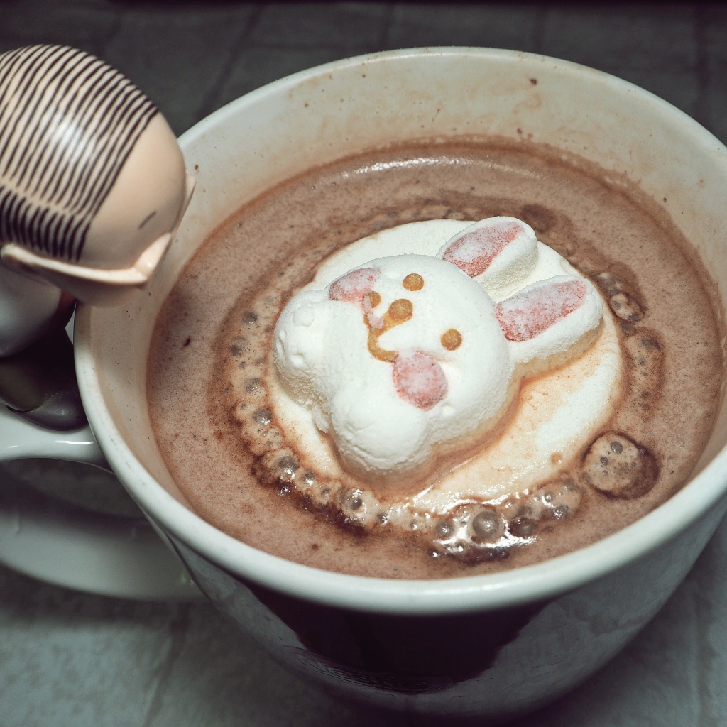 Горячий какао с зайцем из зефира 