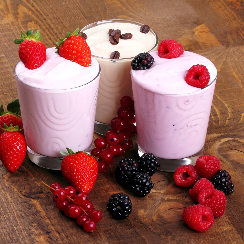 Молочные  коктейли с ягодами малины, клубники и ежевики 