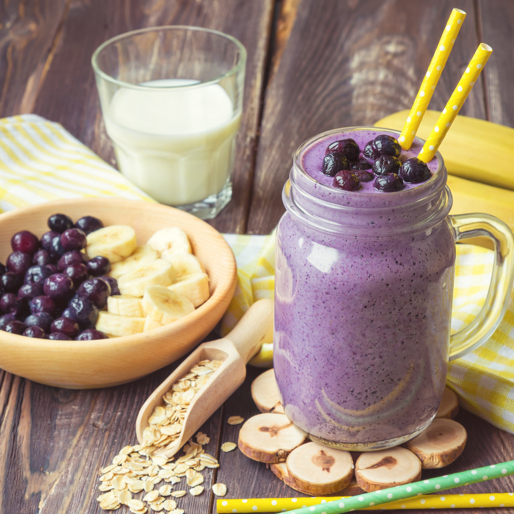 Молочный коктейль с ягодами черники и бананами 