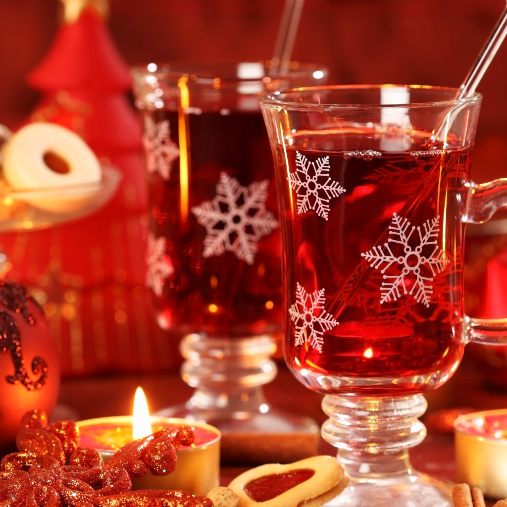 Новогодний глинтвейн с праздничными свечами