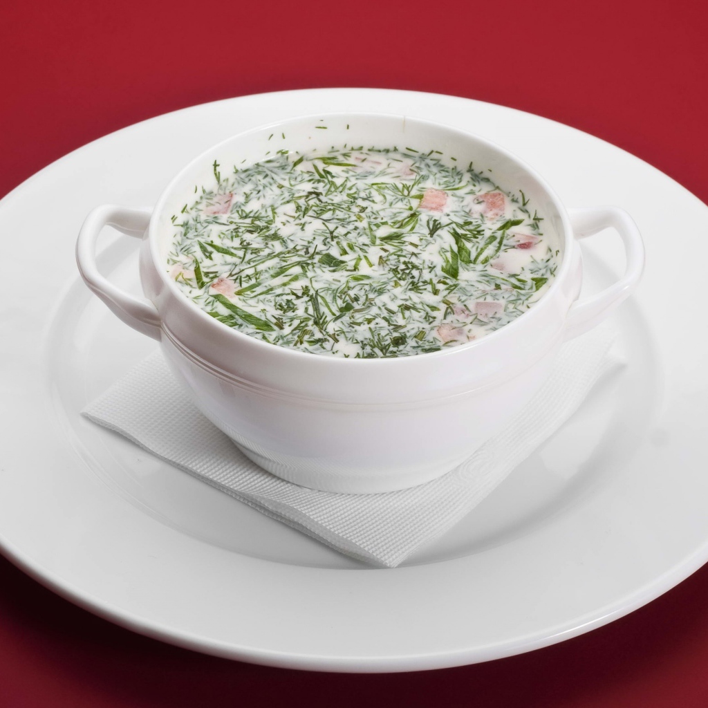 Окрошка в белой пиале на белой тарелке