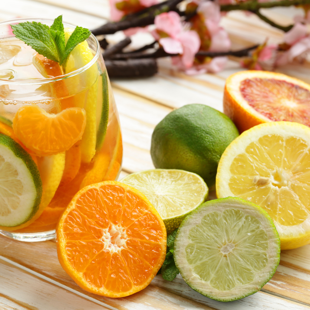 Освежающий цитрусовый напиток в стакане 