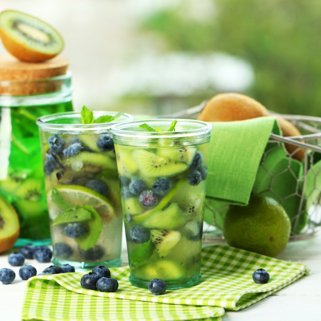 Освежающий напиток с киви, лаймом и черникой 