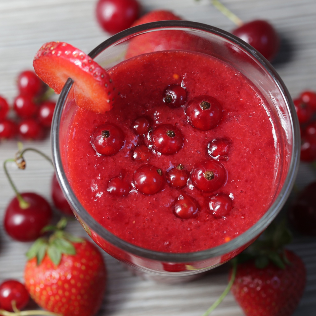 Смузи с ягодами смородины, вишней и клубникой