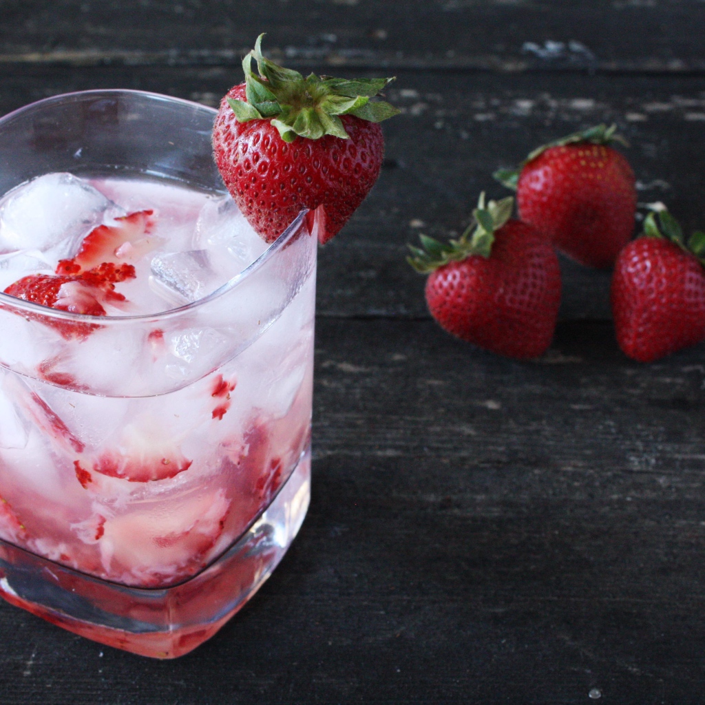 Клубничный коктейль в стакане со льдом