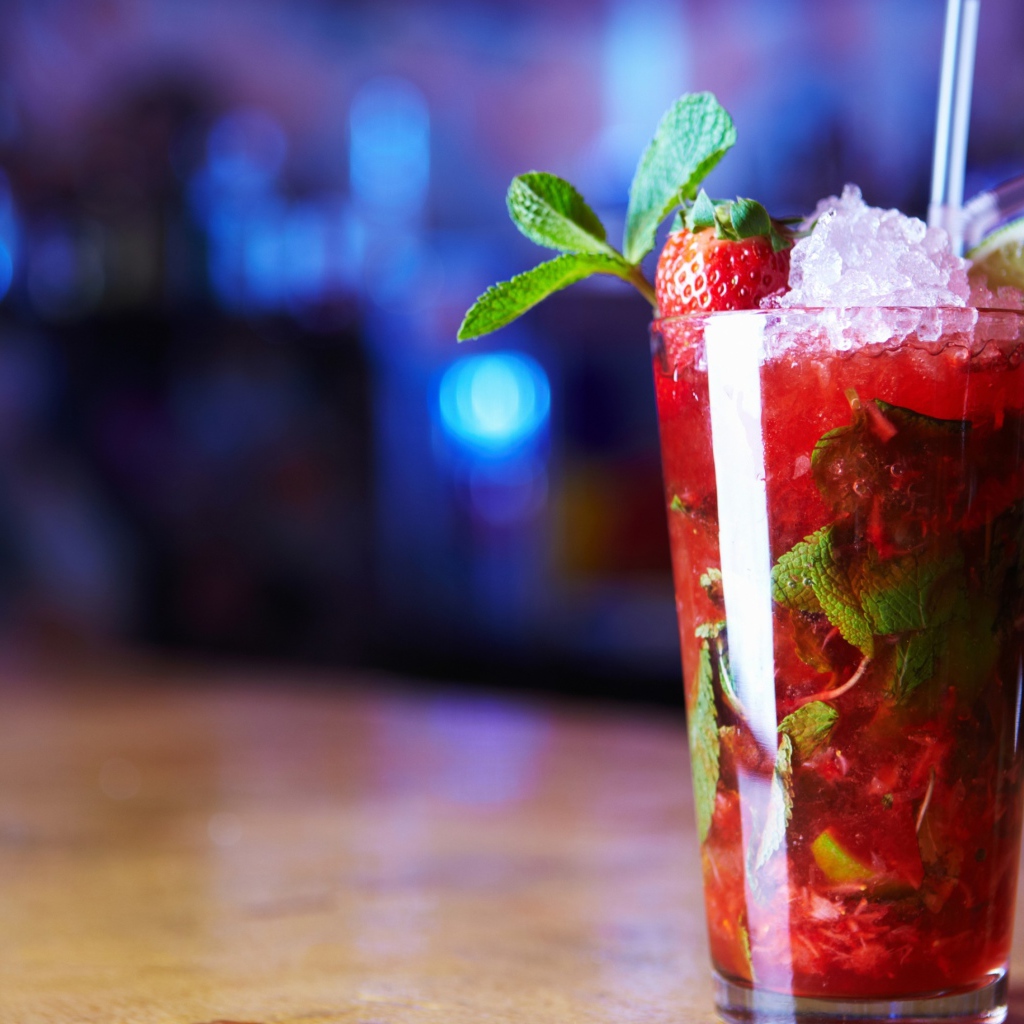 Клубничный коктейль мохито со льдом и мятой в стакане