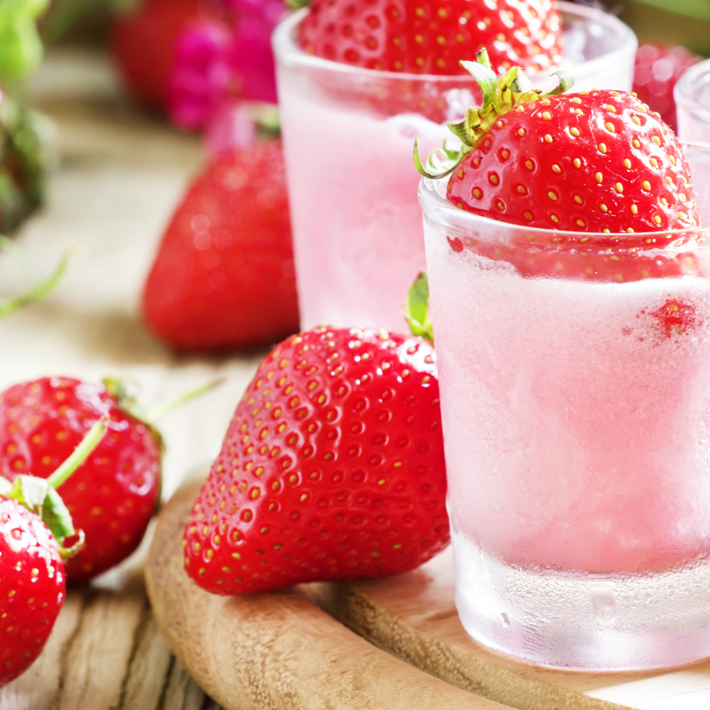 Клубничный коктейль со свежими ягодами на столе