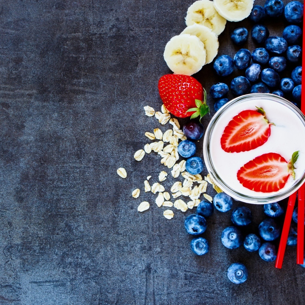 Клубничный молочный коктейль с фруктами текстура  