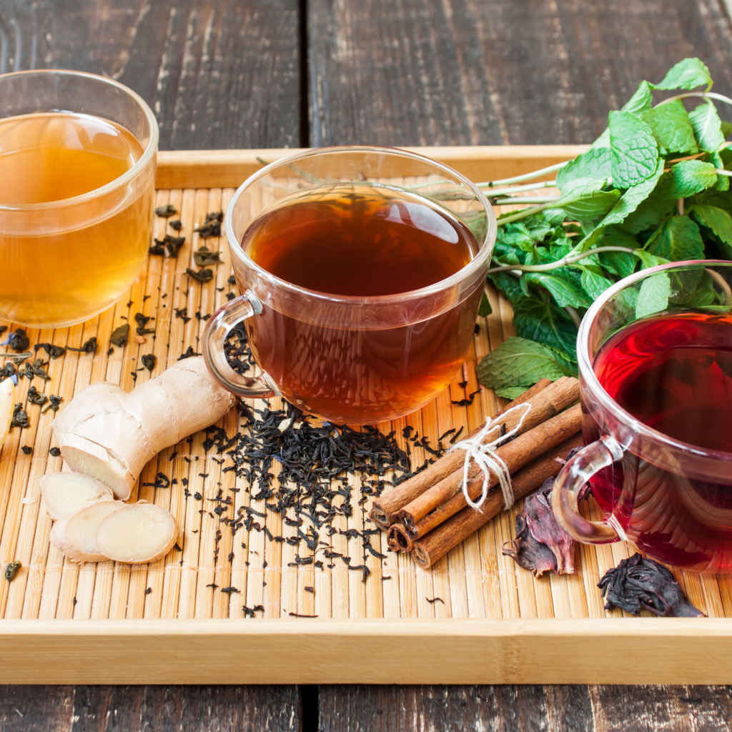 Три чашки чая с имбирем корицей и мятой