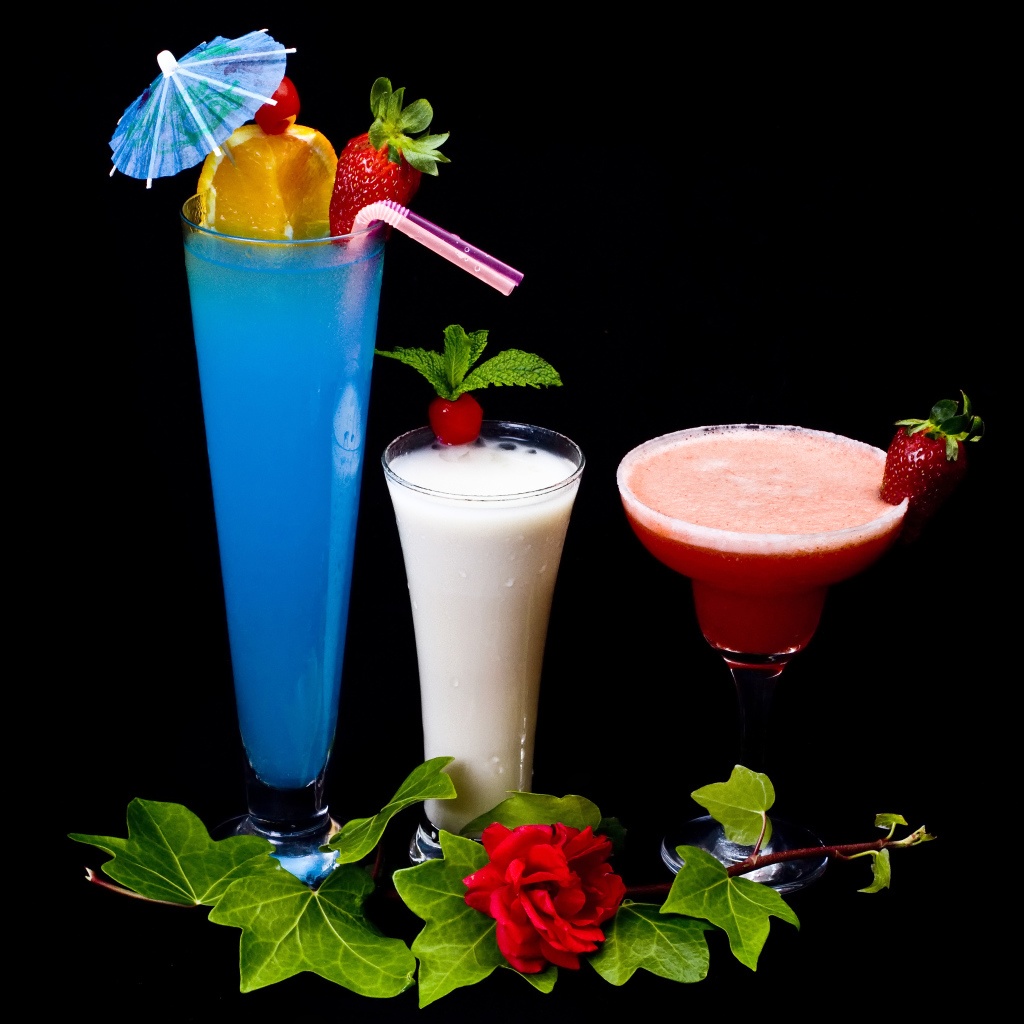 Три аппетитных коктейля на черном фоне