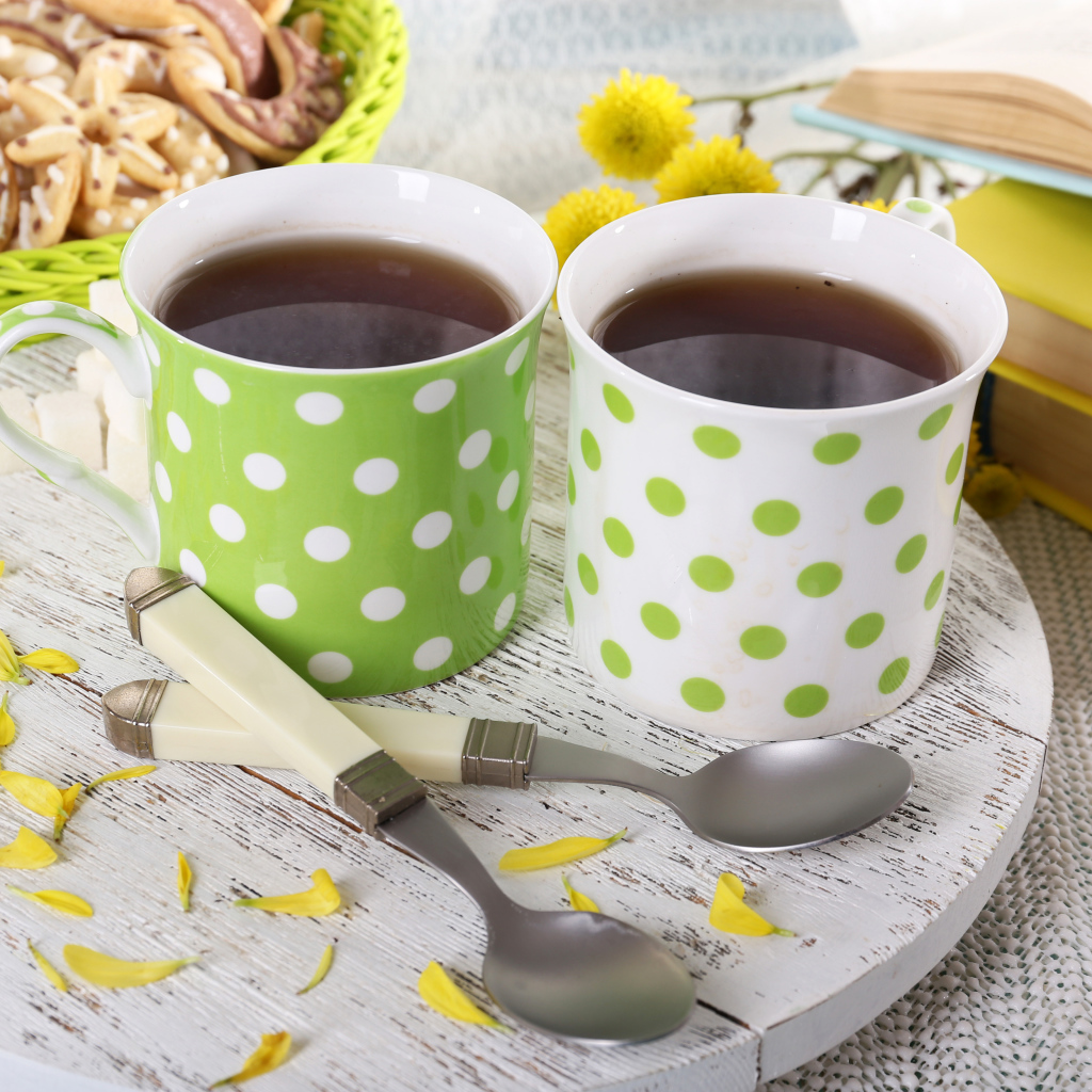 Две чашки ароматного чая с печеньем 