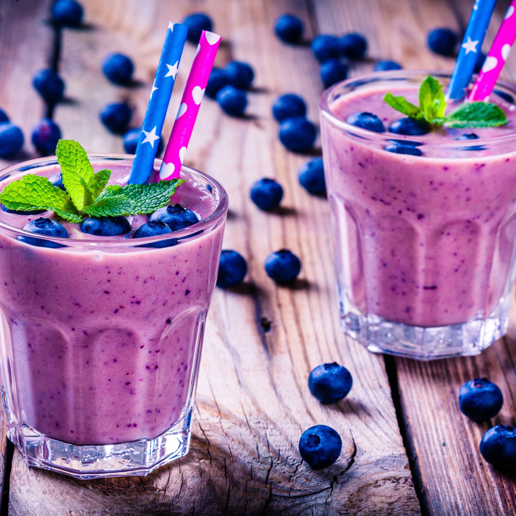 Два стакана черничного коктейля с трубочками